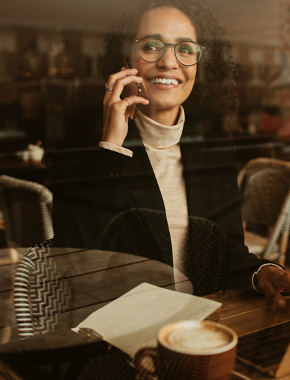 employee working in cafe